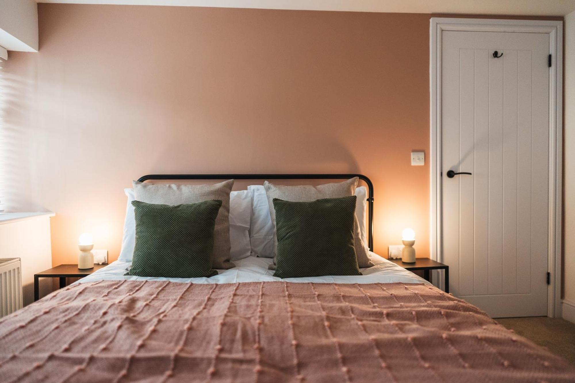Feature Stone, Stunning Apartment, 2 X King Beds And Single, Sleeps 5 Castle Cary Exterior photo