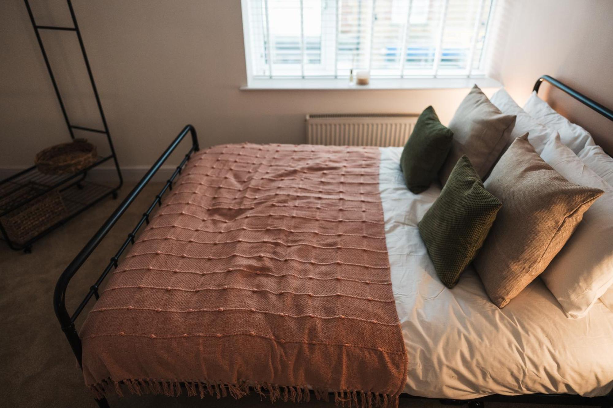 Feature Stone, Stunning Apartment, 2 X King Beds And Single, Sleeps 5 Castle Cary Exterior photo