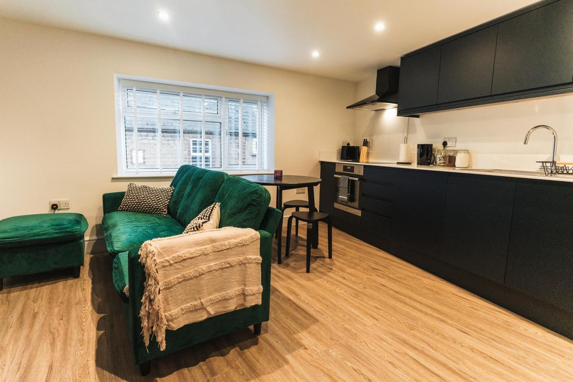 Feature Stone, Stunning Apartment, 2 X King Beds And Single, Sleeps 5 Castle Cary Exterior photo